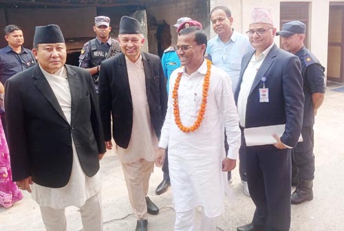 मन्त्री महतोले एकै दिन दुबै अदालत र पत्रकार महासंघ भवनको गरे निरिक्षण 